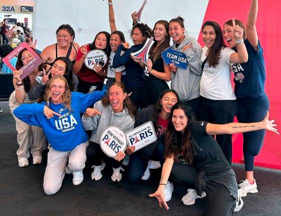 Andrea Fuentes, abajo, a la derecha, con sus nadadoras antes de viajar a París. foto: TEAM USA