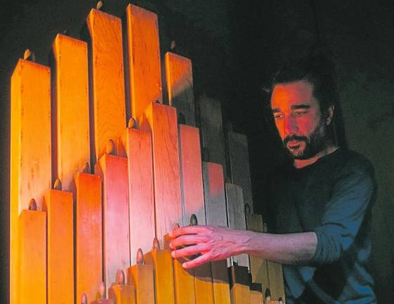 El compositor y pianista, Carles Viarnès, con uno de los hiperórganos de su último trabajo ‘Hyper_0’. Foto: Cedida