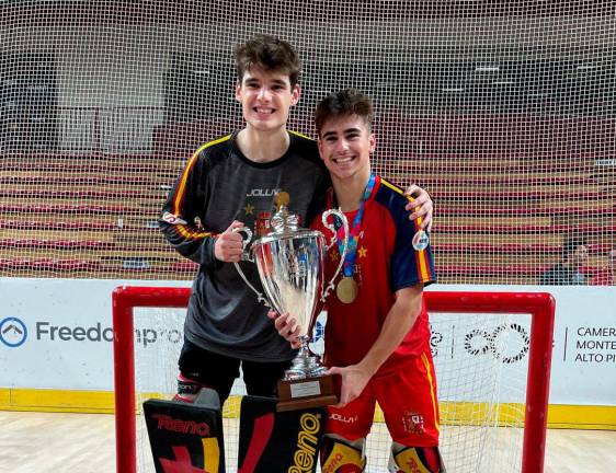 Martí Pallejà y Carles Casas, con la copa de campeones en Novara. FOTO: Reus Deportiu