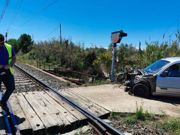 $!Restablecida la circulación ferroviaria en La Selva del Camp tras el choque de un tren y una furgoneta