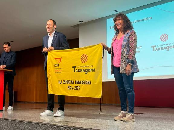 Bea Delgado entregó la bandera a Berni Alvarez. Foto: AJ. Tarragona