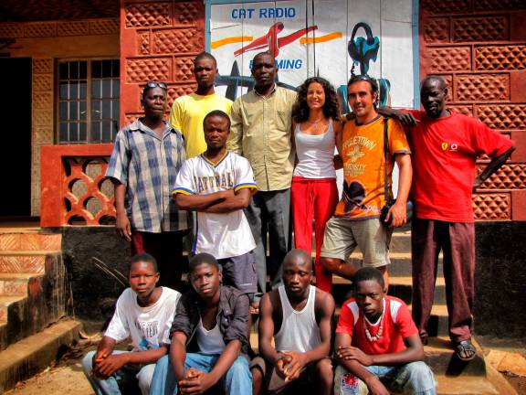 Yasmina Cánovas y Pemi Fortuny, con algunos de los colaboradores de la radio impulsada en Sierra Leona. Foto: DT