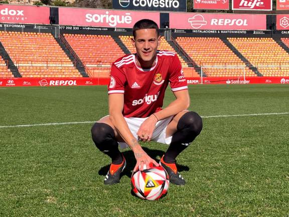 Alan Godoy en su presentación como nuevo jugador del Nàstic. Foto: Nàstic