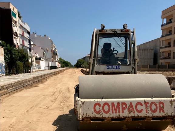 El espacio de las antiguas vías habilitado para aparcar. foto: Aj. Cambrils