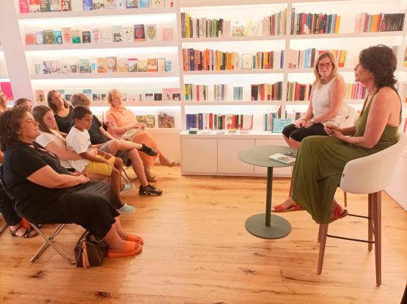 Yolanda Villaluenga y Cristina Pineda en la librería Bruna durante la presentación. foto: G. A.