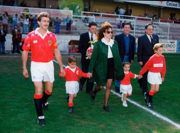 Santi Coch, junto a su familia, el día en que fue homenajeado en el Nou Estadi. FOTO: DT