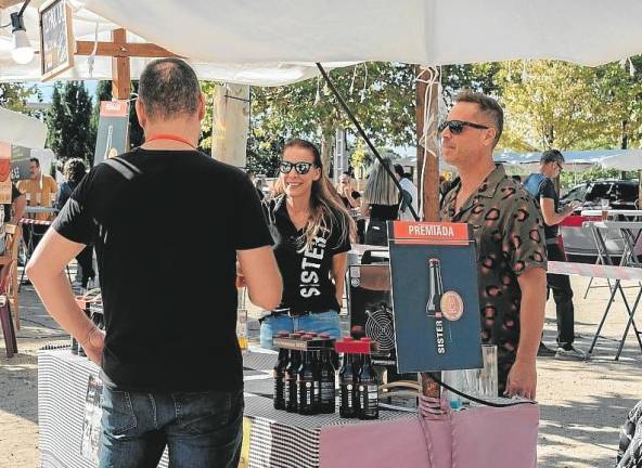 Una de les marques presentant la seva cervesa. Foto: Cedida