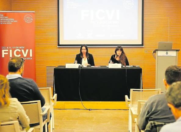 La presidenta del Patronat de Turisme, Lluïsa Clavé, y la directora artística del FICVI, Alba Bresolí, este lunes en la presentación del FICVI. Foto: Alba Mariné