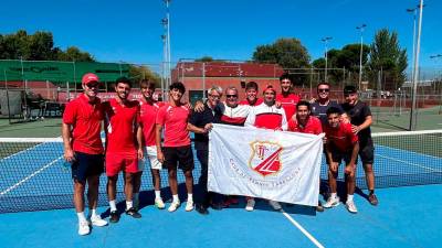 Pedro Gutiérrez, Eugeni Bernad, Genís Ribas, Izan Bofarull, Álex Valeriano, Marc Boada, Pol Virgili y Pablo Gor, del Tennis Tarragona. FOTO: Cedida