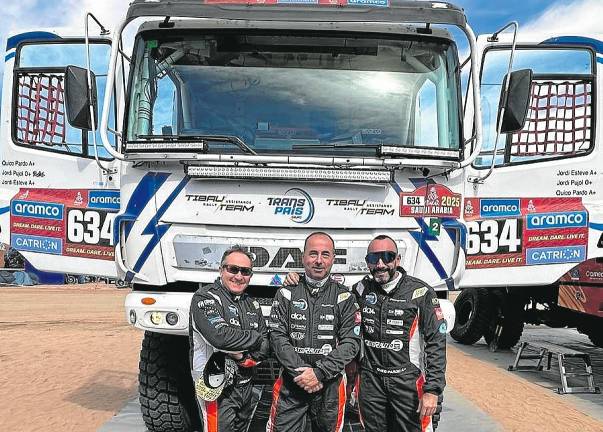 Jordi Pujol, Jordi Esteve y Quico Pardo, junto al DAF 95, en el campamento base del Dakar. foto: cedida