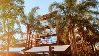 La discoteca Tropical Salou se encuentra en la esquina entre las calles Carles Buïgas y Murillo.