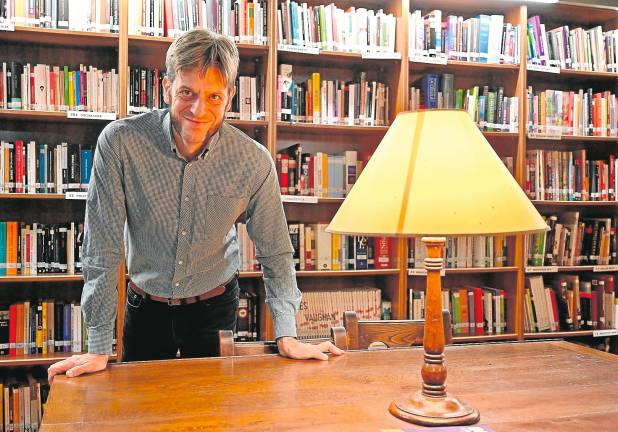 El escritor Antoni Veciana en el Centre de Lectura de Reus. Foto: Alfredo González