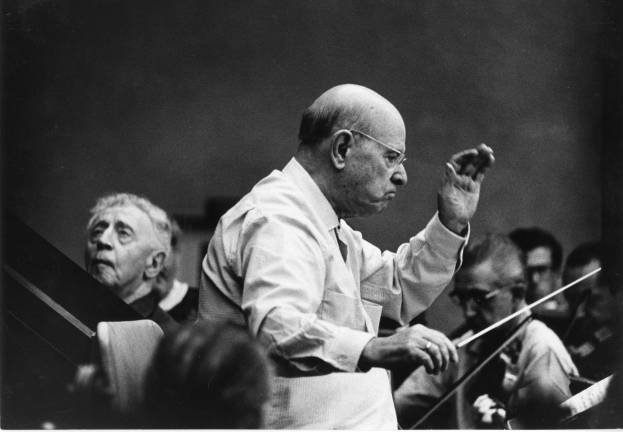 1960-1970. Pau Casals dirigint un assaig amb el pianista Arthur Rubinstein. Foto: Vytas Valaitis (Foto cedida per la Fundació Pau Casals, Fons Pau Casals (ANC)