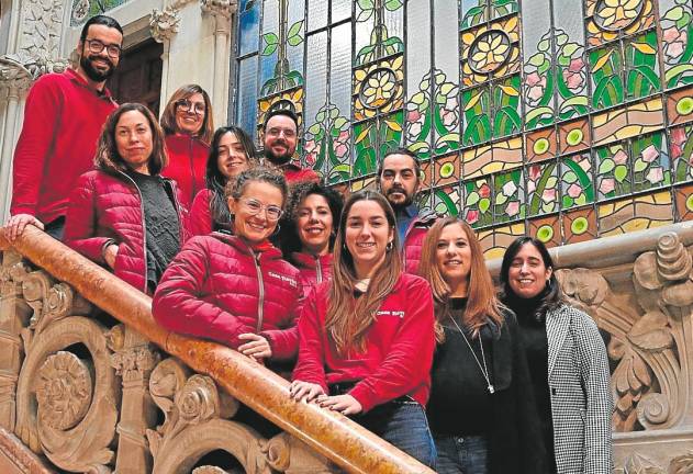 El equipo de Casa Navàs, en la escaleras de acceso y junto a una de las espectaculares vidrieras. Foto: Alfredo González