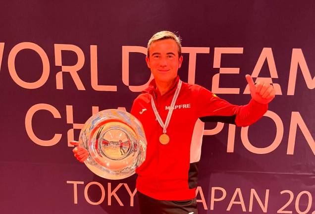 David Cortés, con el trofeo de campeón del mundo. FOTO: Instagram