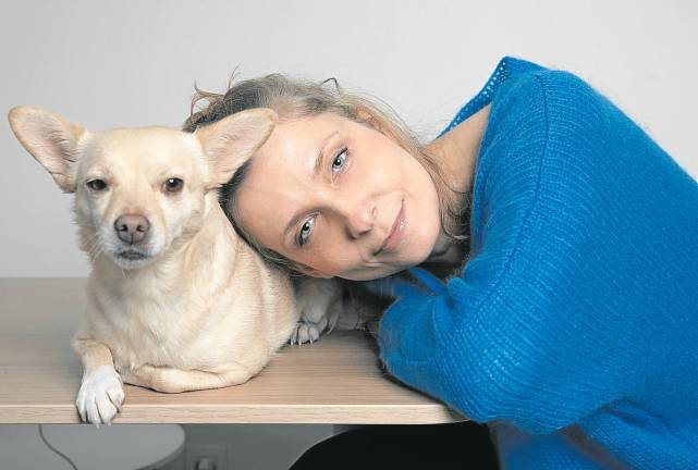 La escritora Aleksandra Lun junto a su mascota. Foto: Cedida