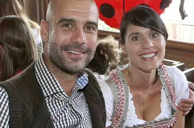 Guardiola, junto a Cristina Serra. Foto: EFE