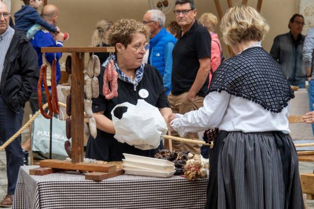 Veïns representant una escena de mercat quotidiana de principis de s.XX. Foto: Joan Revillas