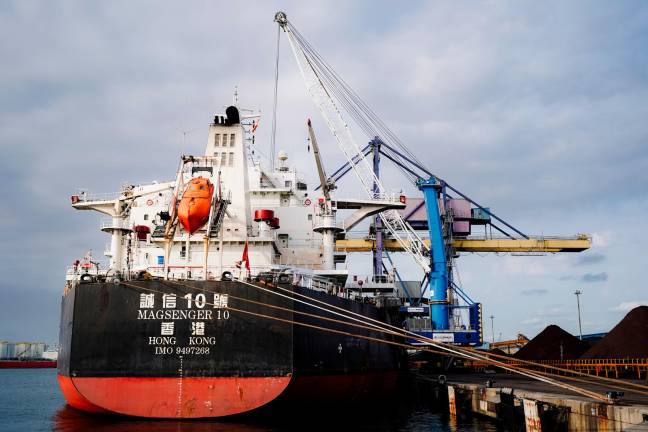 El primer barco con mineral de hierro, atracado en Tarragona. Foto: Port de Tarragona