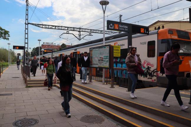 Usuarios llegando a la estación de Montcada-Ripollet de la R3. Foto: ACN