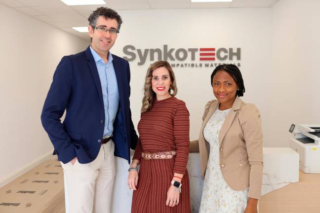 Los químicos fundadores de Synkotech, Amadeu Bonet (CTO), Verónica de la Fuente (CEO) y Angélica Balanta (COO).