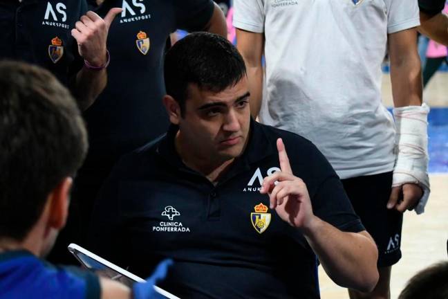 Oriol Pozo da instrucciones en el banquillo del Clínica Ponferrada. Foto: Cedida