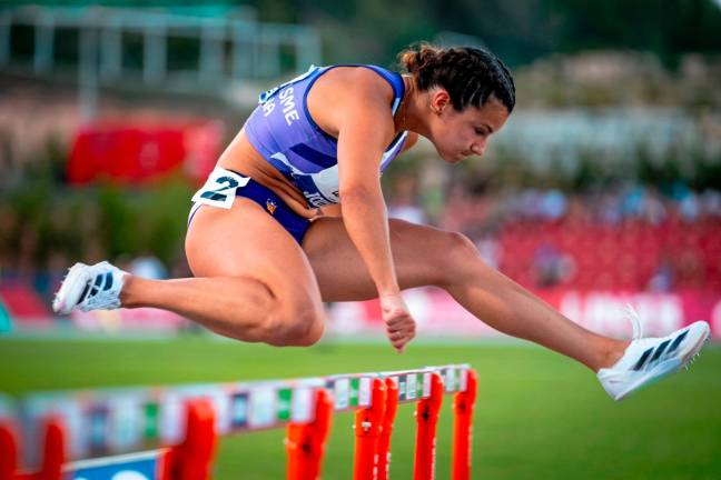 Mireia López, saltando una valla durante el Campeonato de España. foto: Momento Deporte/Izan Galian