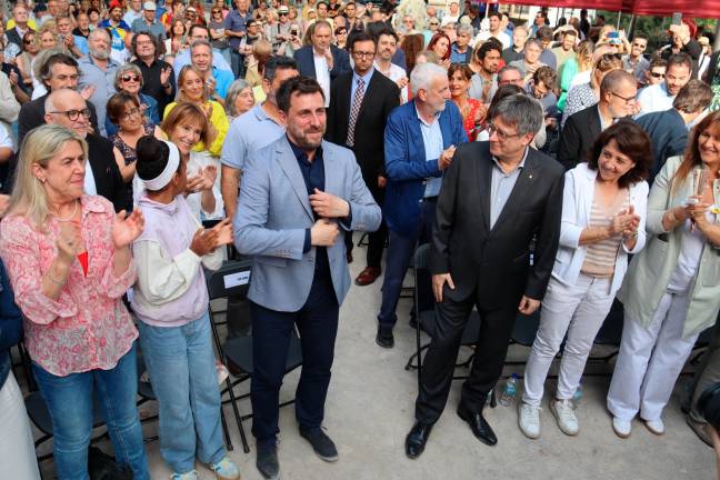 El expresidente Carles Puigdemont y el candidato de Junts el 9-J, Toni Comín, en el acto de final de campaña en Cotlliure. Foto: Marta Vidal / ACN