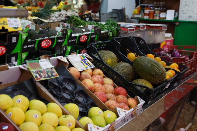 Un puesto de verduras y frutas en un mercado de Madrid este martes. El índice de precios de consumo (IPC) se moderó en julio hasta el 2,8 % interanual, seis décimas menos que el mes anterior, por el abaratamiento de la electricidad, mientras que la inflación de los alimentos se recortó 1,1 puntos, hasta el 3,1 %, la menor tasa en casi tres años. Foto: EFE