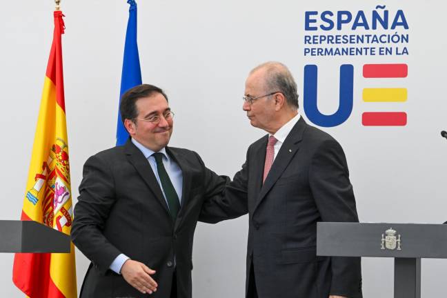El ministro español de Asuntos Exteriores, Unión Europea y Cooperación José Manuel Albares (i) saluda al primer ministro palestino Mohamed Mustafa (d) en una ruedaa de prensa tras su reunión este domingo en Bruselas. Foto: EFE