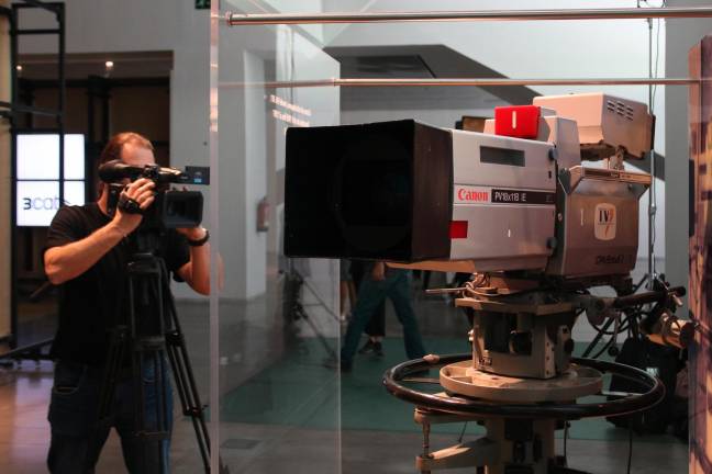 Una càmera de tubs a la mostra ‘Connectem. 40 anys de TV3 i Catalunya Ràdio’ al Disseny Hub Barcelona. Foto: ACN