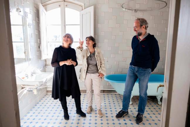 Una de les dependències de l’edifici, amb Maria Adzerias, de Còdol Educació, i els arquitectes Núria Amat i Josep M. Lapeyra. Foto: A. M.