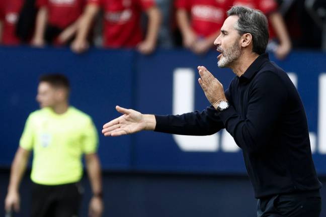 Vicente Moreno ha roto a llorar en la sala de prensa de Osasuna tras recordar la DANA. Foto: EFE