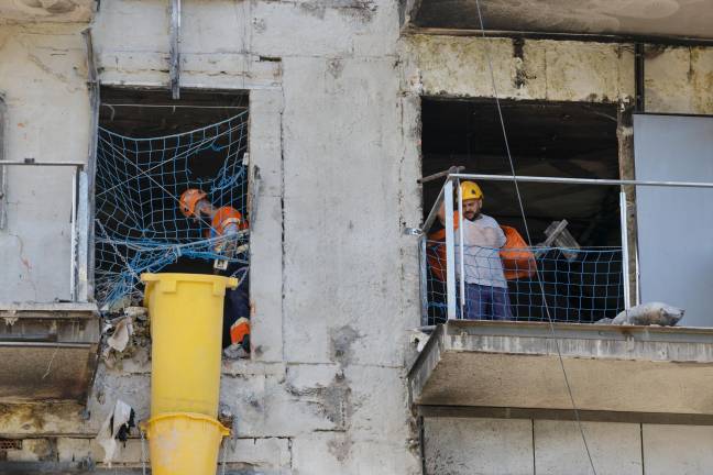 Los trabajos de desescombro del edificio incendiado en el barrio valenciano de Campanar el pasado 22 de febrero, en el que murieron diez personas y un centenar de familias se quedó sin hogar, siguen «al ritmo previsto» cuando se cumple un mes desde que se iniciaron. Foto: EFE