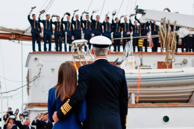 $!El buque Juan Sebastián de Elcano zarpa del puerto de Cádiz con la princesa Leonor a bordo