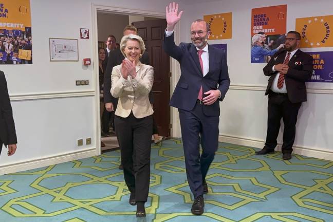 La presidenta de la Comisión Europea y candidata del Partido Popular Europeo (PPE) a repetir en el cargo, la alemana Ursula von der Leyen (i), celebra junto al presidente de Partido Popular Europeo, Manfred Weber (d), tras conocer los resultados de las elecciones europeas, hoy domingo en Bruselas. Foto: EFE