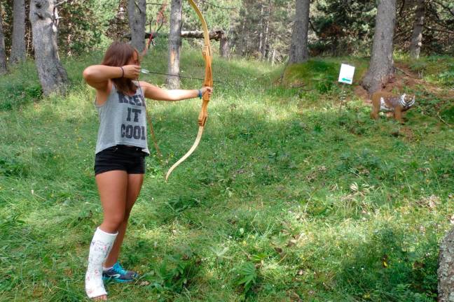 Elia, con el pie derecho escayolado, lanzando con el arco en La Molina, con 14 años. foto: cedida