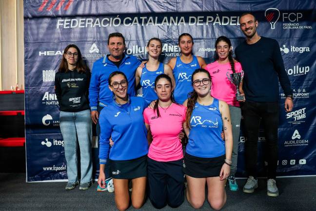 Las jugadoras cambrilenses que disputaron la fase final y Gerard Montserrat. FOTO: FCP