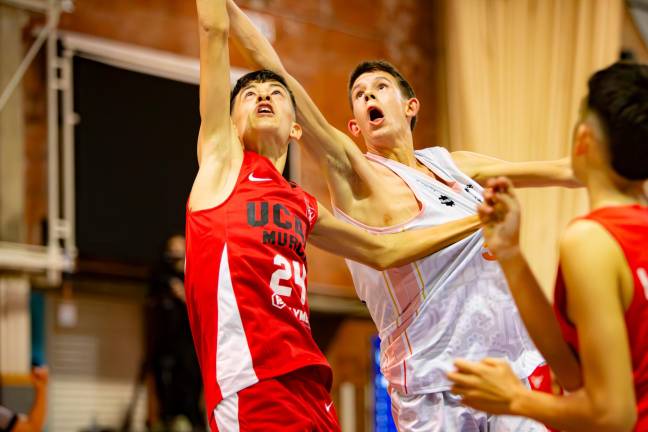 Marc Martínez, de blanco, pelea por un rebote en la Minicopa Endesa. Foto: ACB