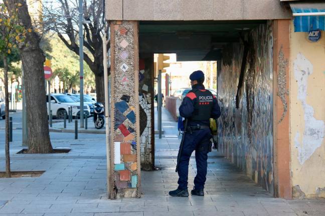 $!Mossos toma el control del barrio de la Mina tras los disparos de esta semana