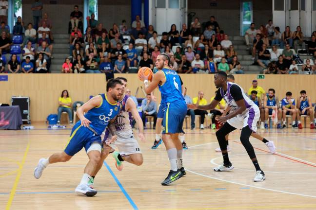 Un lance del juego en un encuentro del CB Salou esta temporada en casa. Foto: Alba Mariné