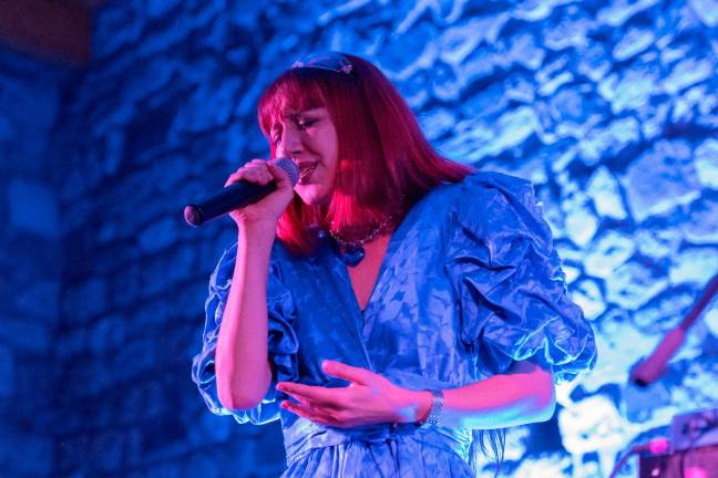 La artista valenciana Sandra Monfort durante el concierto que ofreció en el Castell del Paborde. Foto: Cedida