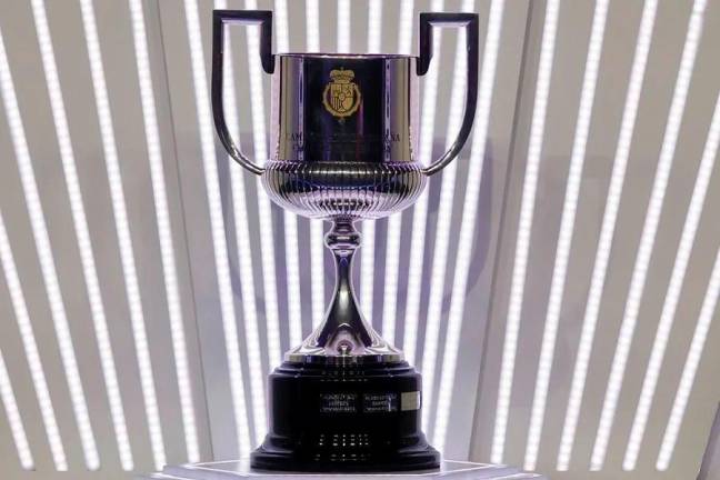 El trofeo de la Copa del Rey durante un sorteo. Foto: EFE