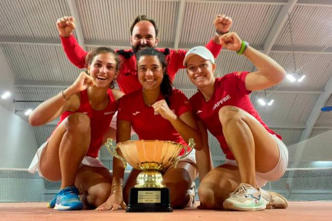 Martina Genís, a la izquierda, con el trofeo de campeones y el resto del equipo. FOTO. RFET