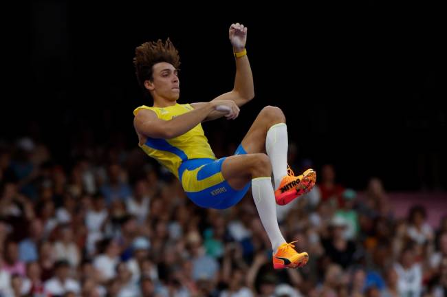 Duplantis en pleno aterrizaje tras su vuelo con la pértiga. Foto: EFE