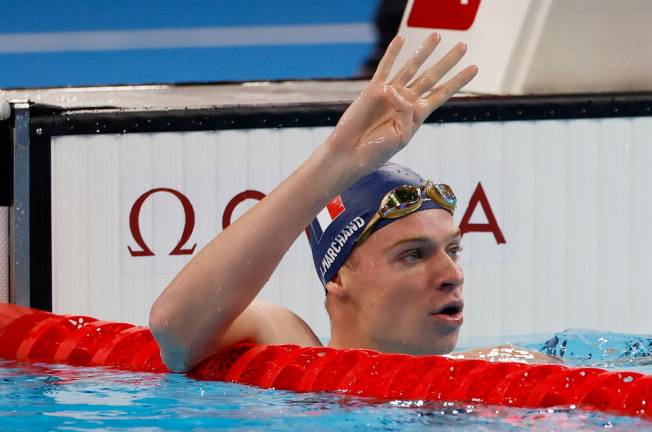 Leó Marchand celebrando su cuarto oro. FOTO: EFE