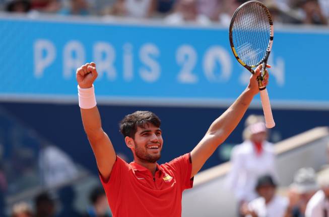 Carlos Alcaraz busca ante Novak Djokovic proclamarse como el campeón olímpico más joven de la historia. foto: efe