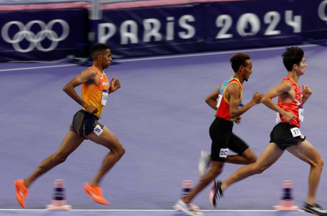 Abdessamad Oukhelfen, a la izquierda, durante los 10.000 metros de los Juegos Olímpicos de París. foto: efe