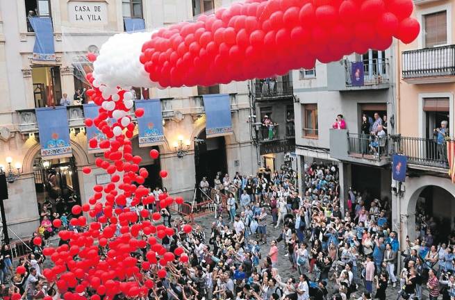 $!La petada de globus i l’esclat aeri van donar l’inici a la Festa Major de Sant Joan de Valls. Foto: Roser Urgell