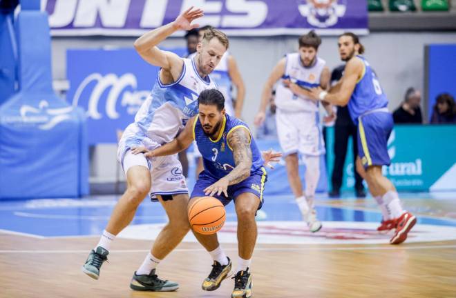 Víctor Aguilar, durante el partido en Burgos. foto: diario de burgos